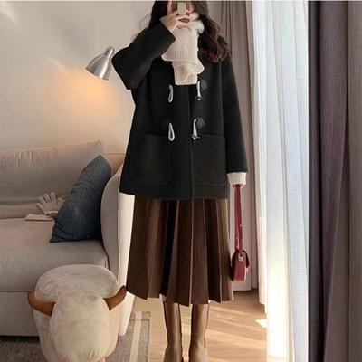 В этом году на осень и зиму популярны короткие шерстяные пальто с роговыми пуговицами для женщин — это новые и высококачественные модели для невысоких людей.
