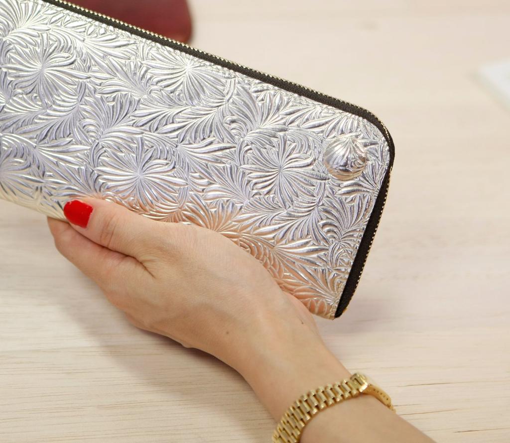 Сделано в Японии Металлическая гравировка Глянцевый блеск Винтажный металлик Итальянская кожа коровья кожа Молния Длинный кошелек Золотой [Нейтральный серый] Женский [Винтажный металлик]