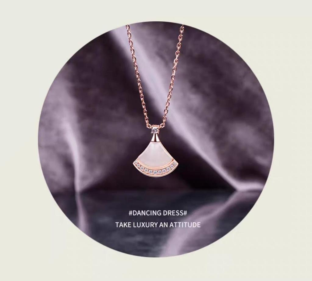 Mother-of-Pearl Fan Skirt Necklace: 14k Gold-Filled, High-End Luxury Clavicle Chain, New 2024 Style Gift.