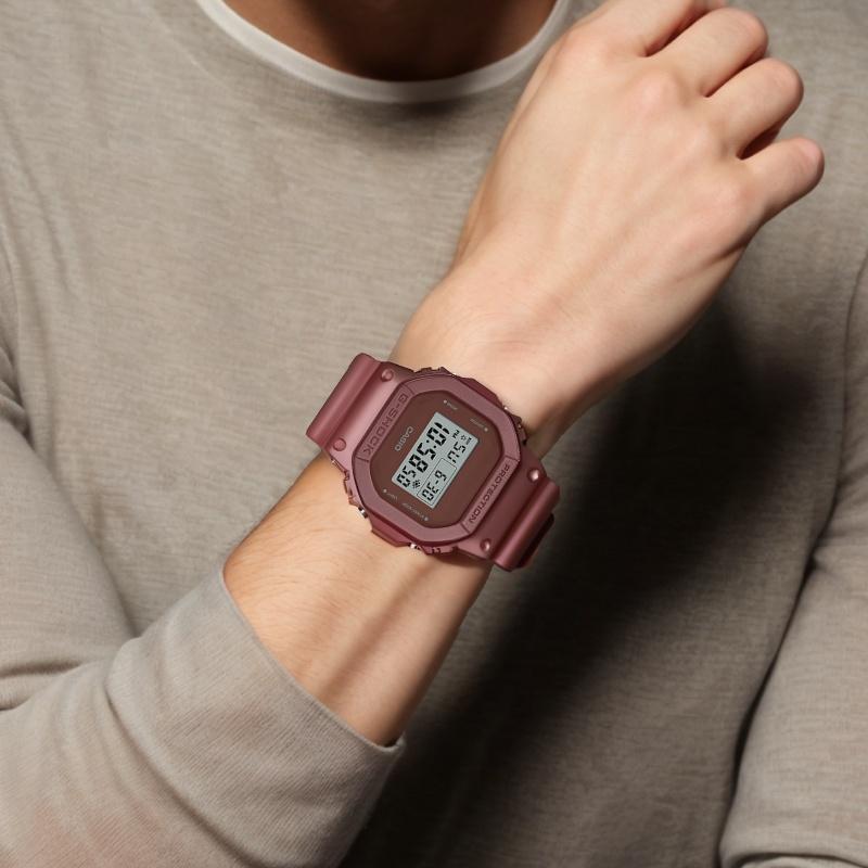 Casio G SQUAD Землистые тона Коллекция для улицы Кварцевый механизм Ремешок из смолы Часы Мужские часы DW-5600ET-5PR-person