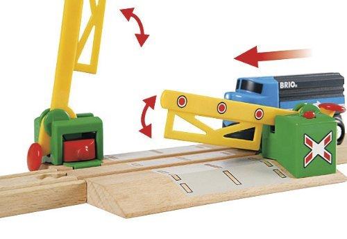 BRIO Магнитный железнодорожный переезд 33750, для детей от 3 лет. [Игрушка, Деревянный игрушечный поезд, Набор рельсов, Декорации, Подарок] (День рождения/Рождество)]