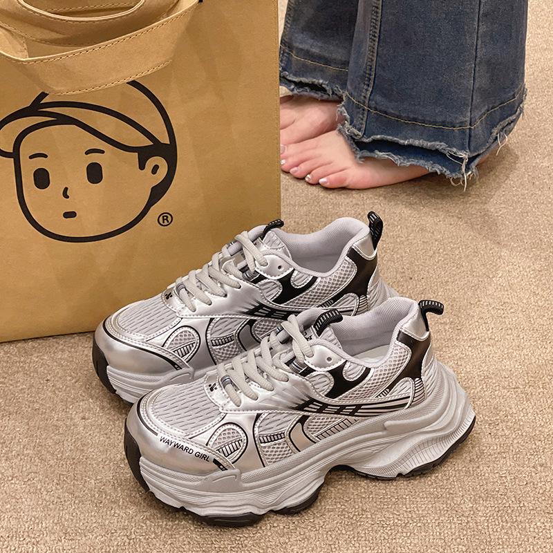 Женские кроссовки на толстой подошве, новинка осени 2024 года, дизайн с серебристой кожаной поверхностью, мягкая подошва, сетчатая поверхность, дышащие, универсальные, для отдыха и спорта