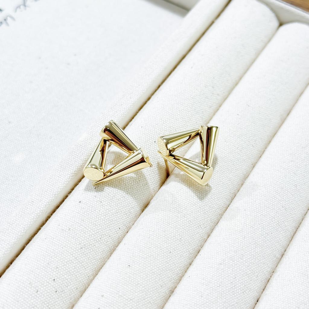 Конические треугольные серьги созданы как изысканные, маленькие, высококачественные, модные, простые и универсальные серьги.