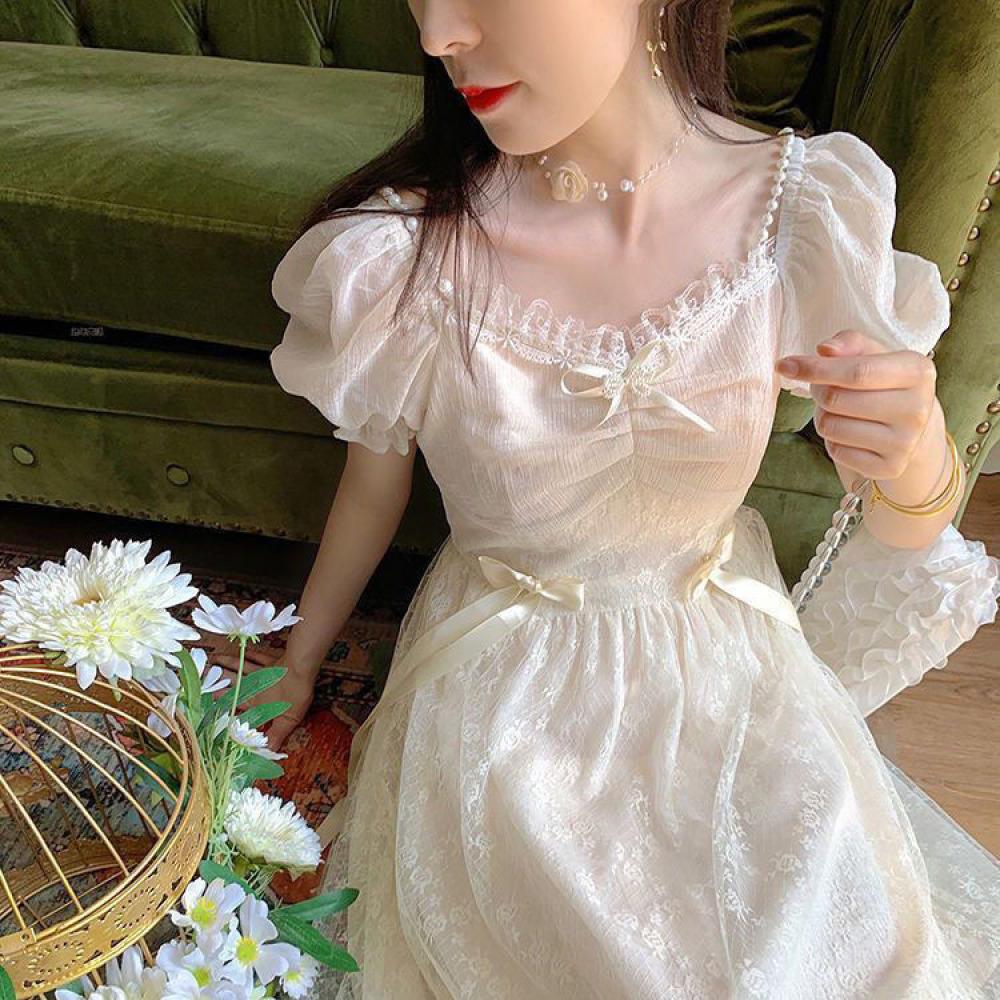 Платье принцессы с пышными рукавами и бантом. Летнее кружевное платье-миди с жемчугом и жемчугом.