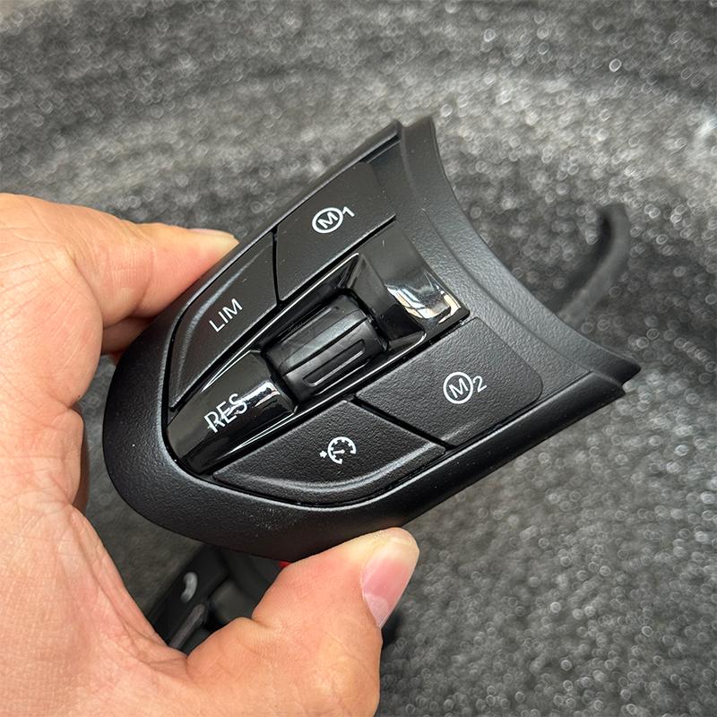 Suitable for BMW M Sport D-type steering wheel black buttons F40 M135i F87 M2 F80 M3 F82 M4 X3 M X4 M F85 X5 red and bluebuttons