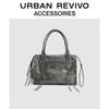URBAN REVIVO Летняя сумка через плечо с бахромой и эффектом потертости 2026