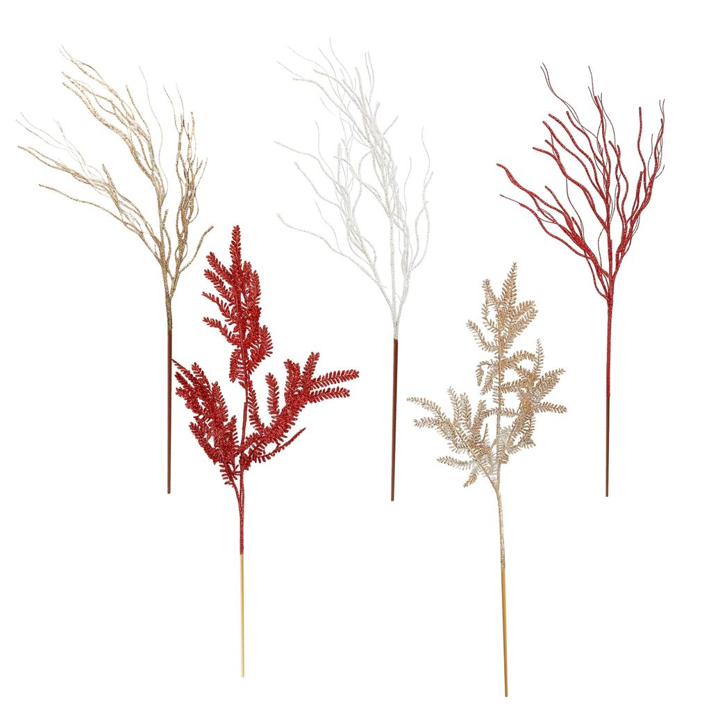 Большие ветки рождественской ели, украшения для рождественского венка, елочные игрушки, искусственные блестящие ветки.