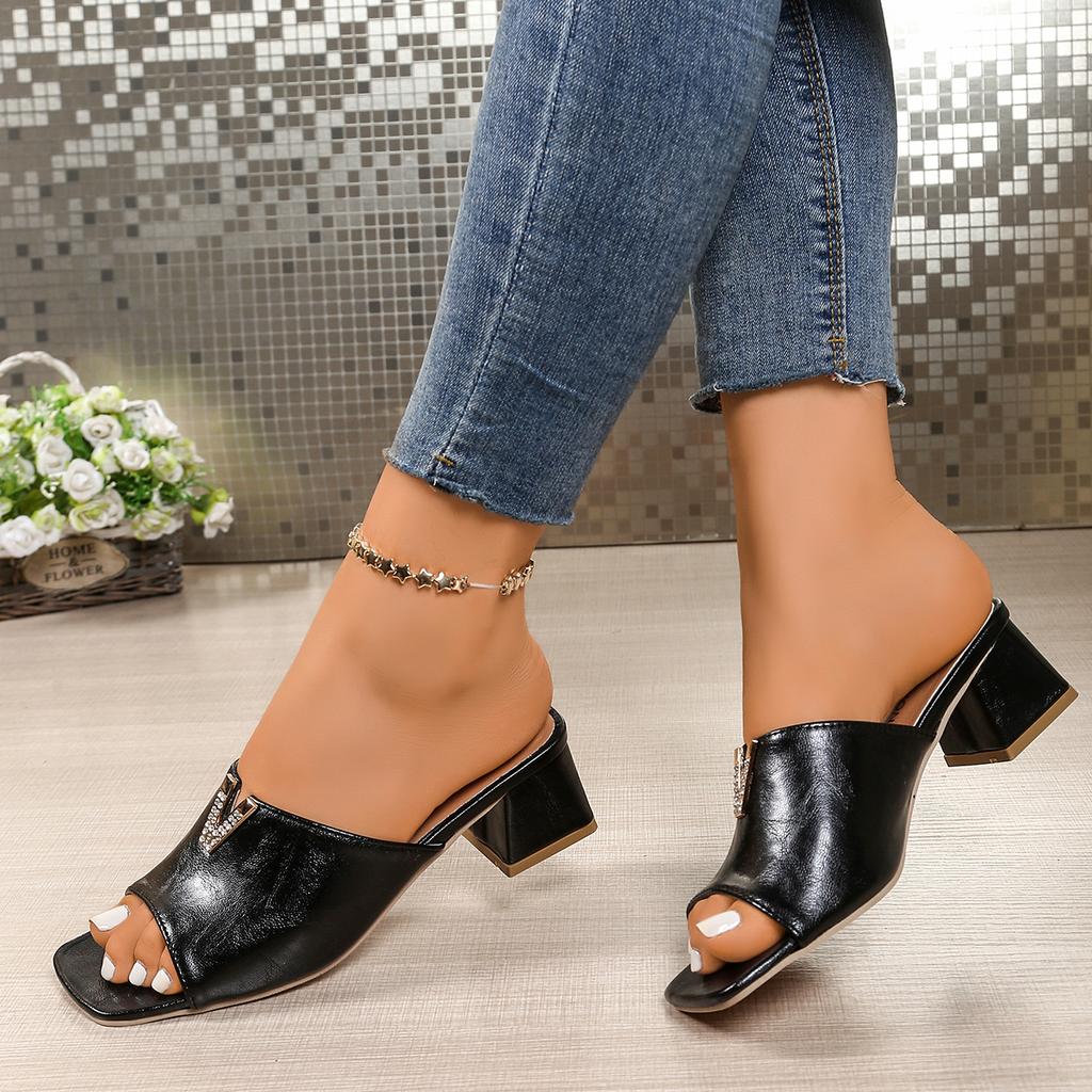 2025 New Women High Heels Sandals Summer V-shaped Metal Decoration Sandals Women Flat Bottomed Beach Fashionable Shoes for Women