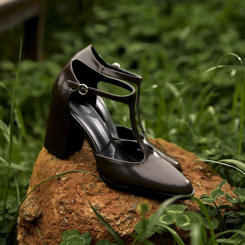 Мода 2025 Новая Мода Лаковая Кожа Туфли-лодочки Т-образной формы Круглый Носок Квадратный Каблук Соломенная Обувь Французский Высокий Каблук Сандалии Баотоу на Одной Пуговице