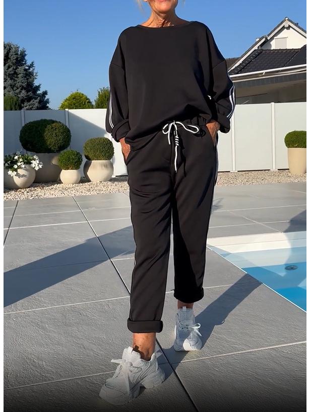 Женский комплект из однотонного трикотажного лонгслива с круглым вырезом и длинных брюк, с плетеными вставками. Осень/Зима 2025