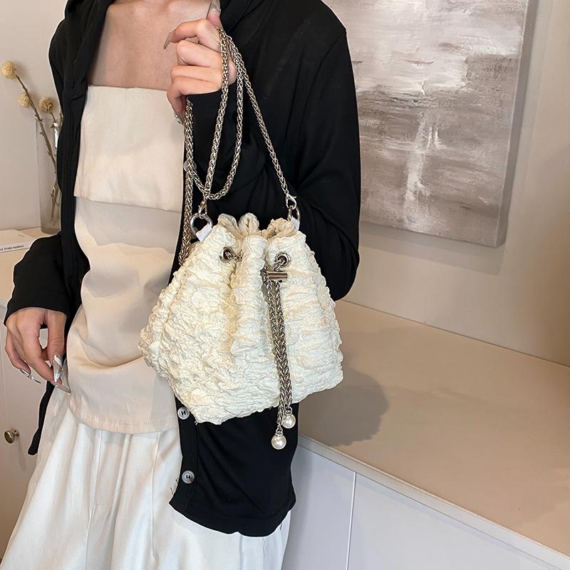 В этом году популярная и популярная женская сумка, новый нишевый дизайн, модная цепочка, сумка через плечо из ткани, плиссированная сумка-ведро