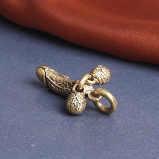 Брелок-подвеска Креативная форма Ретро-стиль Реалистичный вид Компактный размер Легко повесить Декоративная латунь Креативный мужской брелок-пенис Игрушечный рюкзак