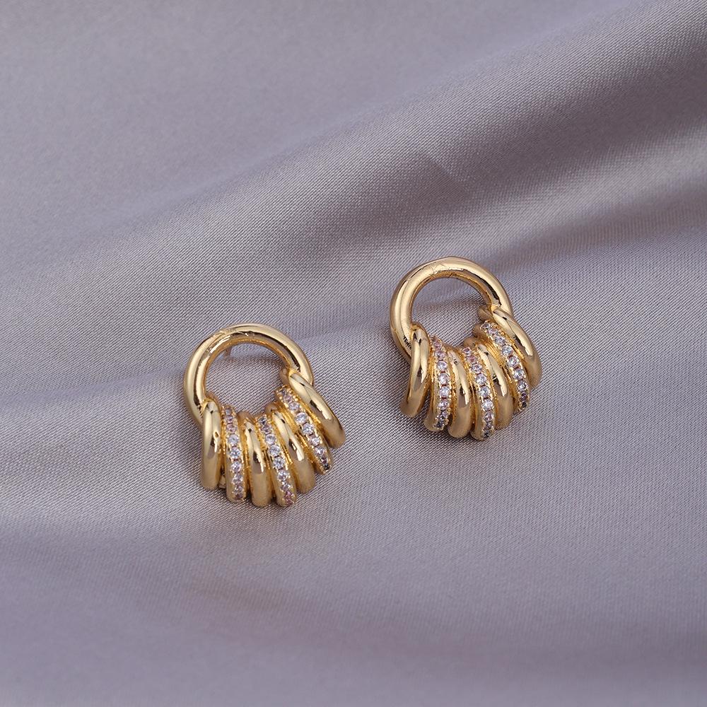 Серьги-иглы из серебра 925 пробы: Легкая роскошь, высококлассные пусеты и универсальный нишевый дизайн в виде колец для работы и стиля