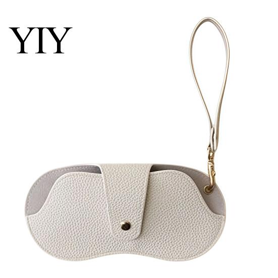 Compact Glasses Storage Bag Sunglasses Pouch, Imitation Leather Hanging Case Durable Eyeglass Holder with Carabiner, Portable Eyeglasses for