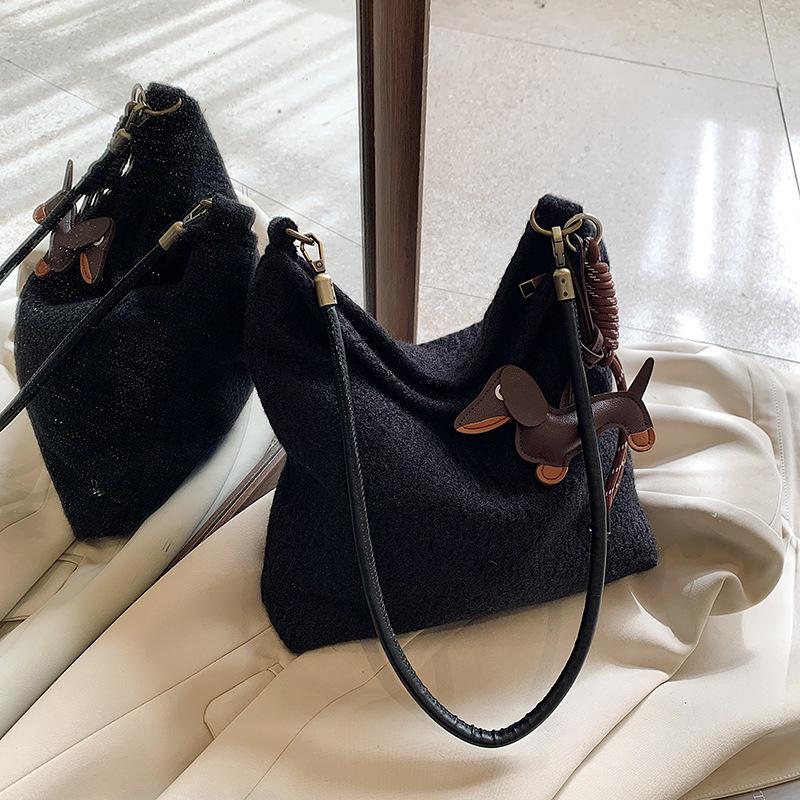 Осенне-зимняя шерстяная простая повседневная сумка через плечо 2025 новая модная популярная персонализированная сумка под мышкой женская сумка
