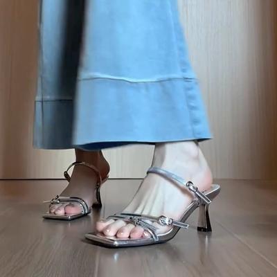 Мода 2025 Лето Женская мода Квадратный носок Открытый носок Узкий ремешок Шлепанцы Новый дизайн с пряжкой Уличные Свадебные Банкетные Шлепанцы на высоком каблуке