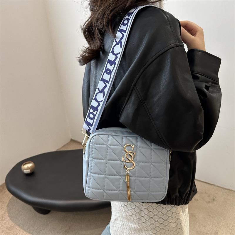 Ромбовидная вышитая нитью простая и модная женская сумка через плечо 2024 года, новая маленькая свежая сумка через плечо в иностранном стиле, модный тренд, маленькая квадратная сумка