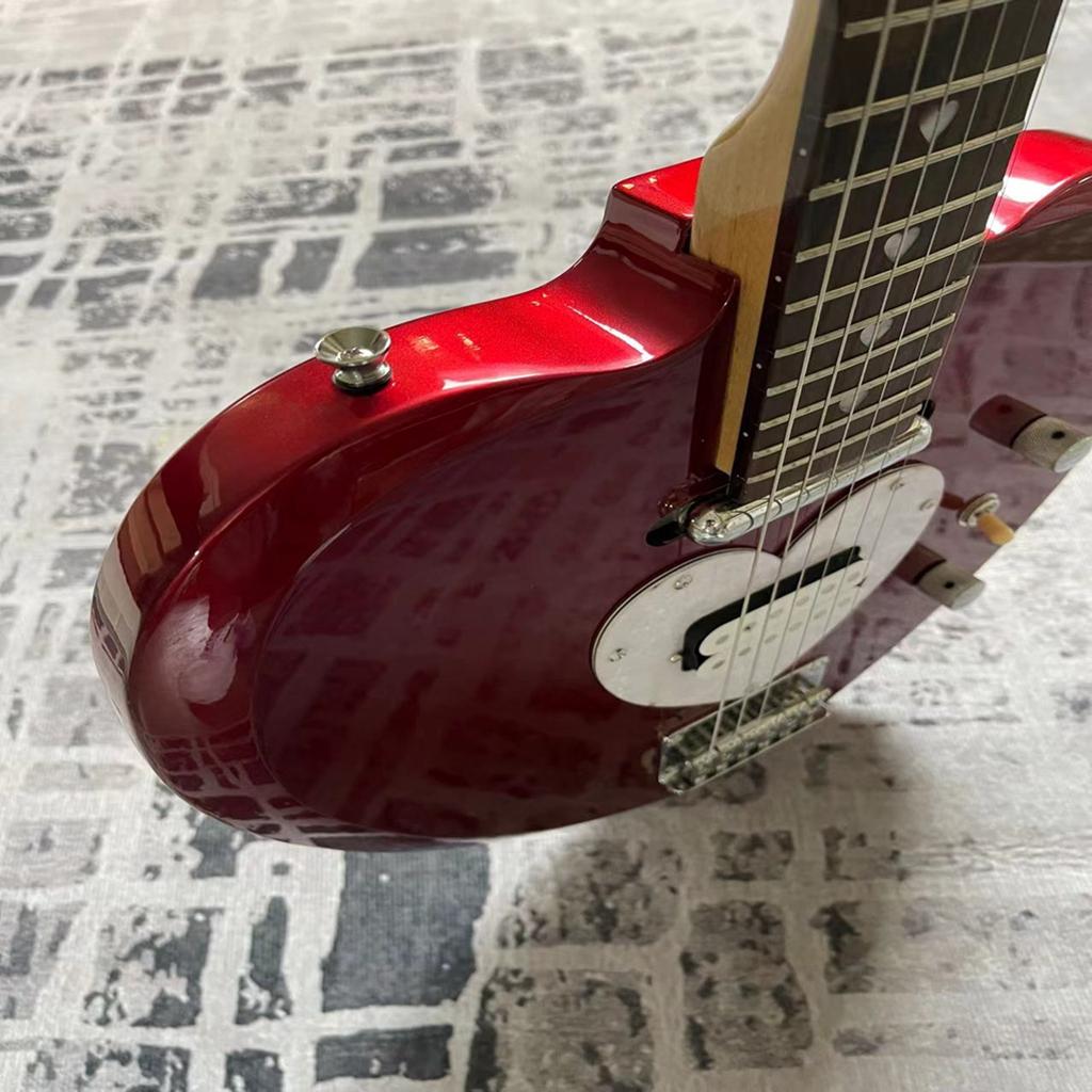 Шестиструнная электрогитара в форме сердца, высококачественный звукосниматель, гриф из палисандра, мы можем изготовить различные электрогитары по индивидуальному заказу.