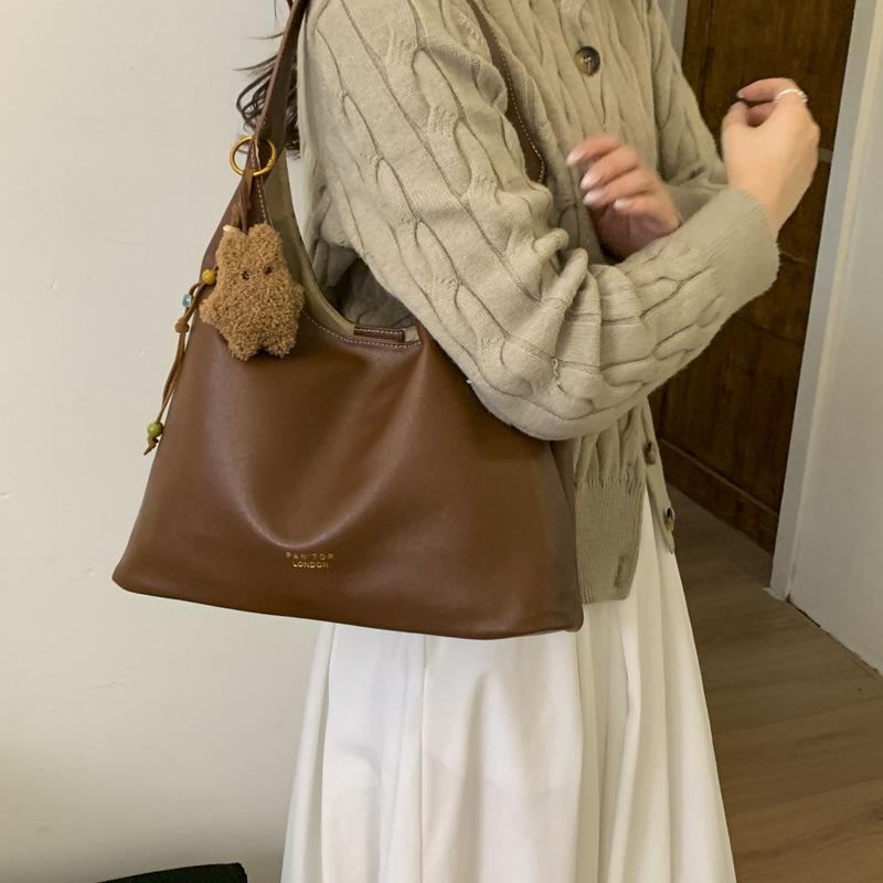 Ретро сумка женская большой вместимости 2025 новая осень и зима простая универсальная сумка через плечо премиальная текстура сумка-тоут для поездок
