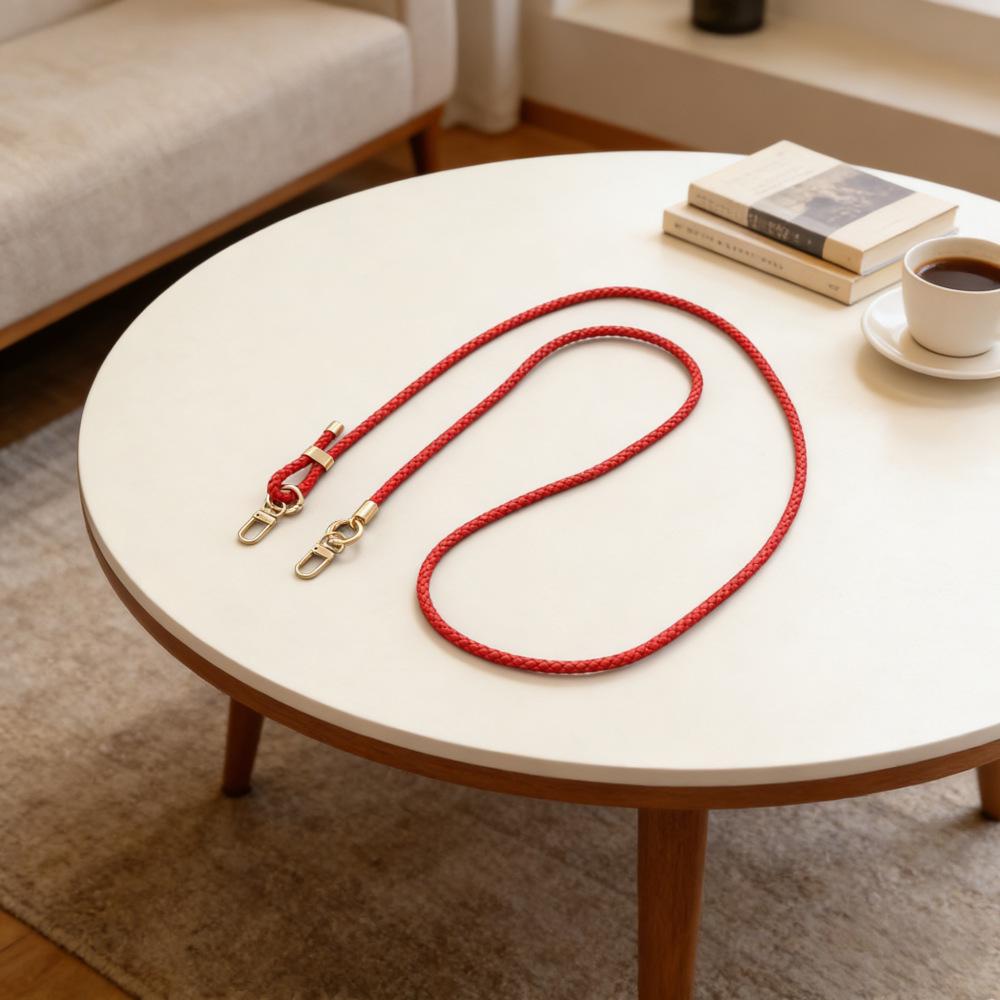 Регулируемый плетеный кожаный ремешок через плечо и брелок для телефона.