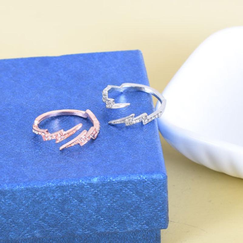 Открытое кольцо в корейском стиле с цирконами неправильной геометрической формы в виде молнии