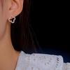 Серебряные серьги-гвоздики в форме четырехлистника с инкрустацией бриллиантами - Элегантные и универсальные модные аксессуары для женщин