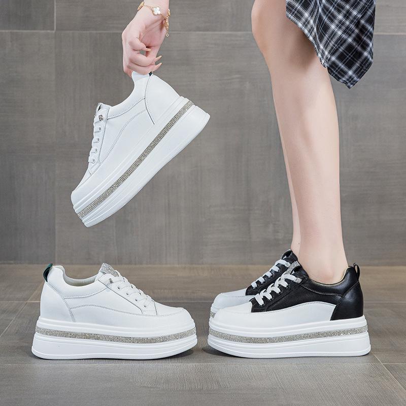Женские белые кроссовки на платформе со стразами и эластичными шнурками - Натуральная кожа, Толстая подошва, Увеличение высоты на 7 см, Легкие и универсальные.