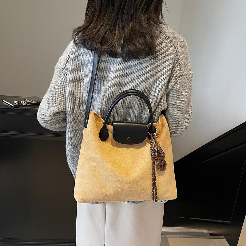2024 Новая замшевая сумка через плечо в стиле ретро: Женская сумка-тоут/через плечо большой вместимости для осени и зимы