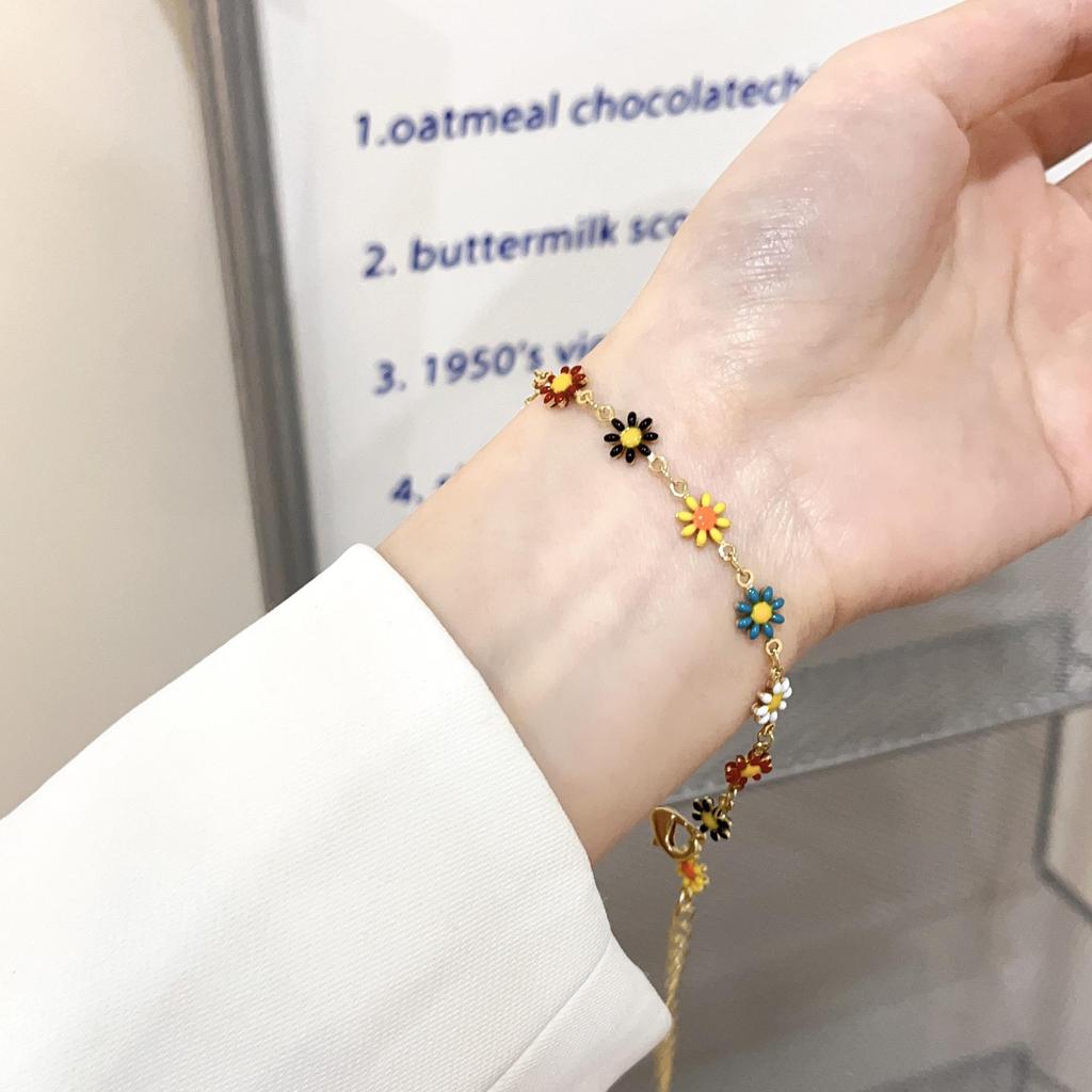 Ожерелье из титанового стального браслета «Цветок маргаритки» с контрастным цветовым дизайном