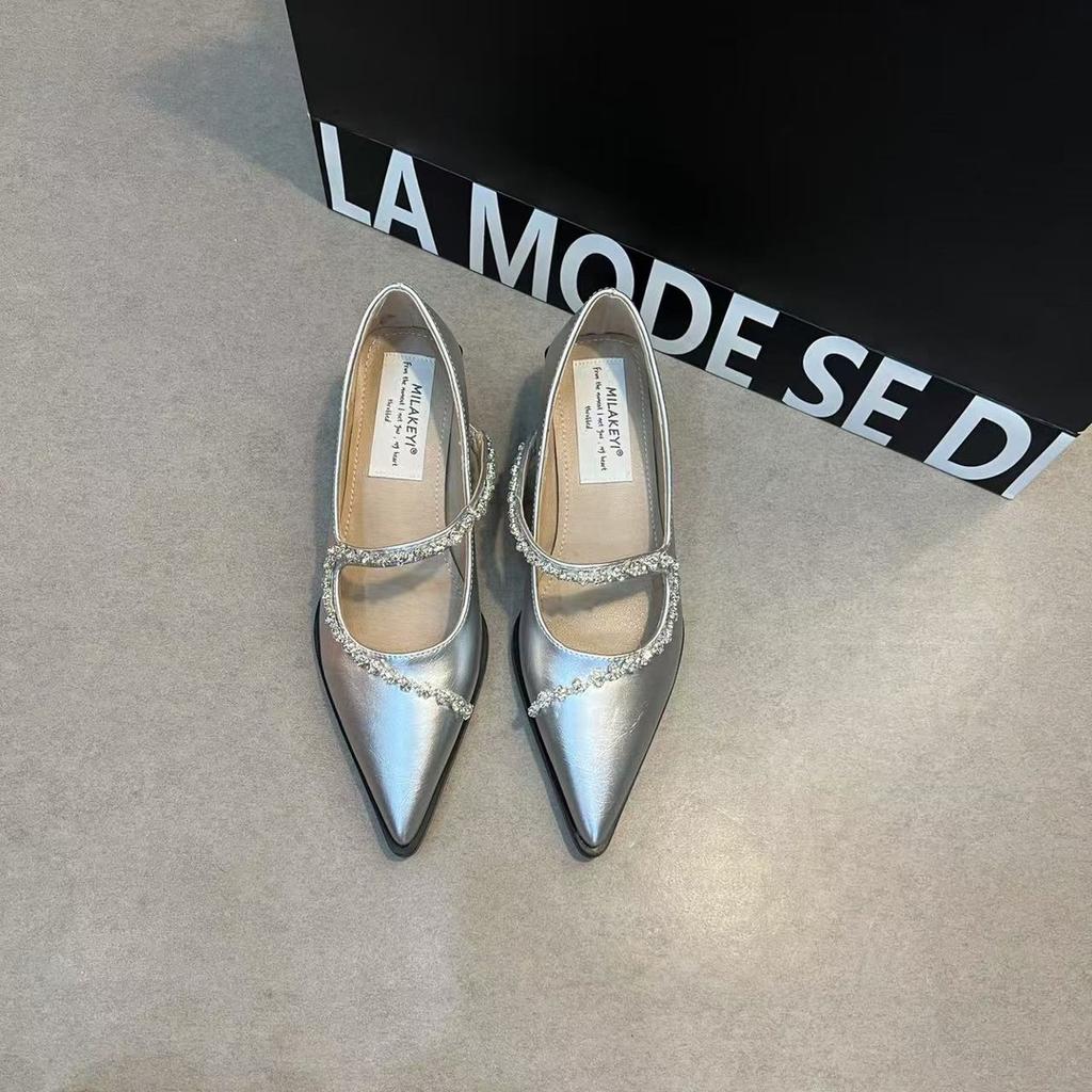 Модная женская обувь-лодочки на низком каблуке с острым носком, ремешком с прямой пряжкой и цепочкой со стразами, новая весенняя уличная обувь из ПУ с низким верхом 2025