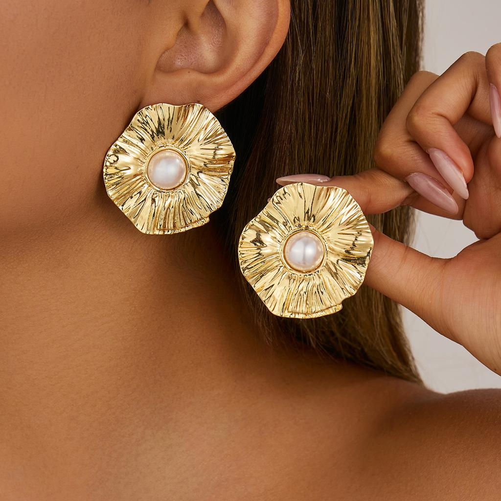 Преувеличенные серьги-пусеты в виде неровных плиссированных лепестков, креативные металлические серьги-ветви, геометрические серьги с жемчугом