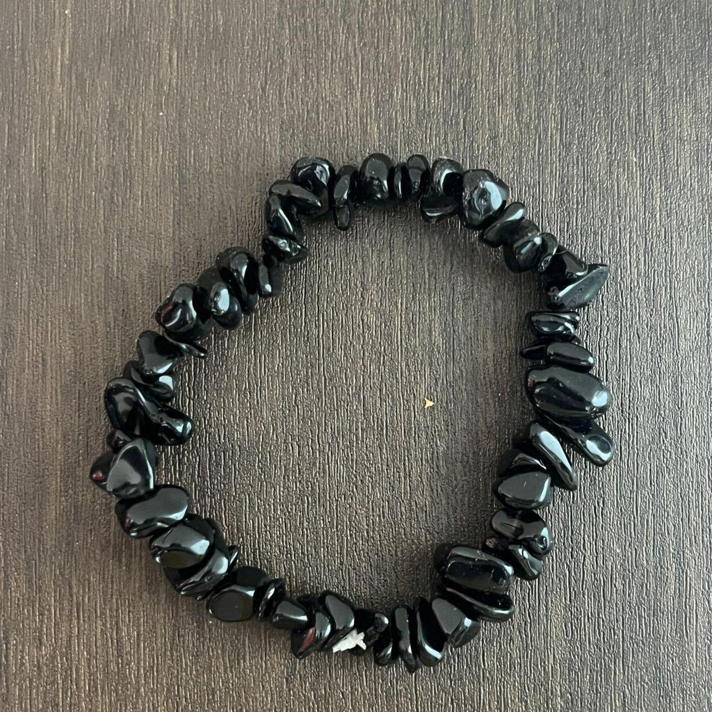 Браслет из разноцветных кристаллов с цитрином, тигровым глазом, лазуритом, аметистом и зеленым авантюрином на эластичном шнуре