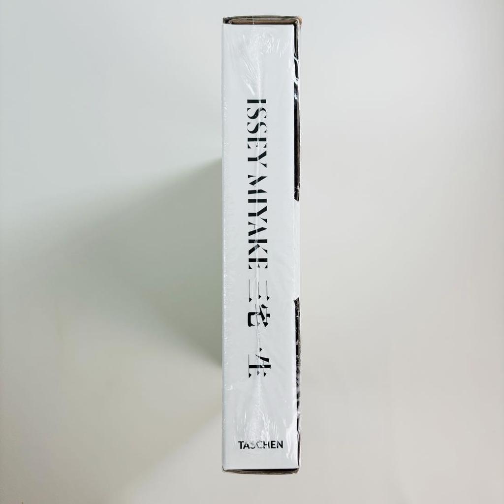 [ИСПОЛЬЗОВАННЫЙ] ИСЕЙ МИЯКЕ с пленкой Иссей Мияке TASCHEN