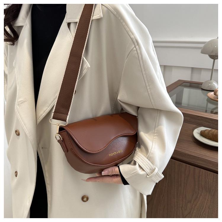 Женская стильная полукруглая сумка-седло с широким ремнем - тренд 2024 года, кроссбоди