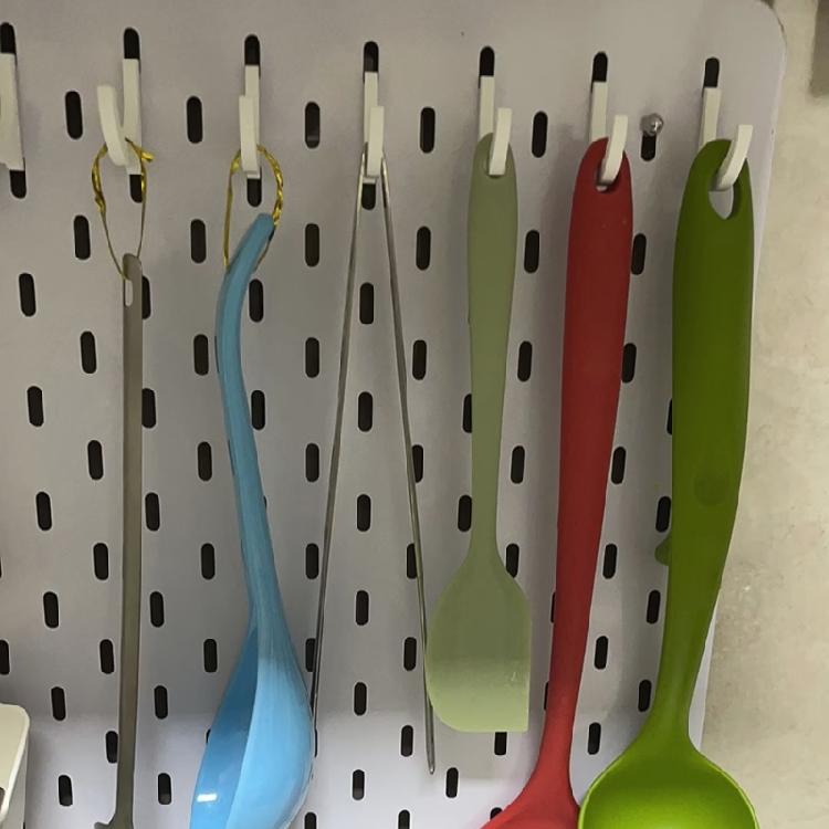 Repositionable Rounded Pegboard Hangers for Desk Organization, 6 Plastic Supports for Cables and Gaming Accessories