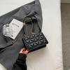 Черная стеганая сумка через плечо с регулируемым золотым ремешком-цепочкой
