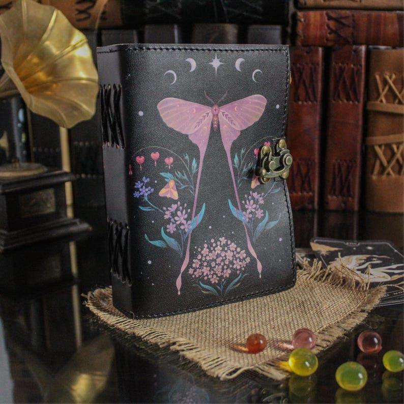 Кожаная книга теней «Луна-мотылёк» | Дневник для заклинаний чакр | Кожаный магический гримуар | Подарок для ведьмы | Блокнот ручной работы