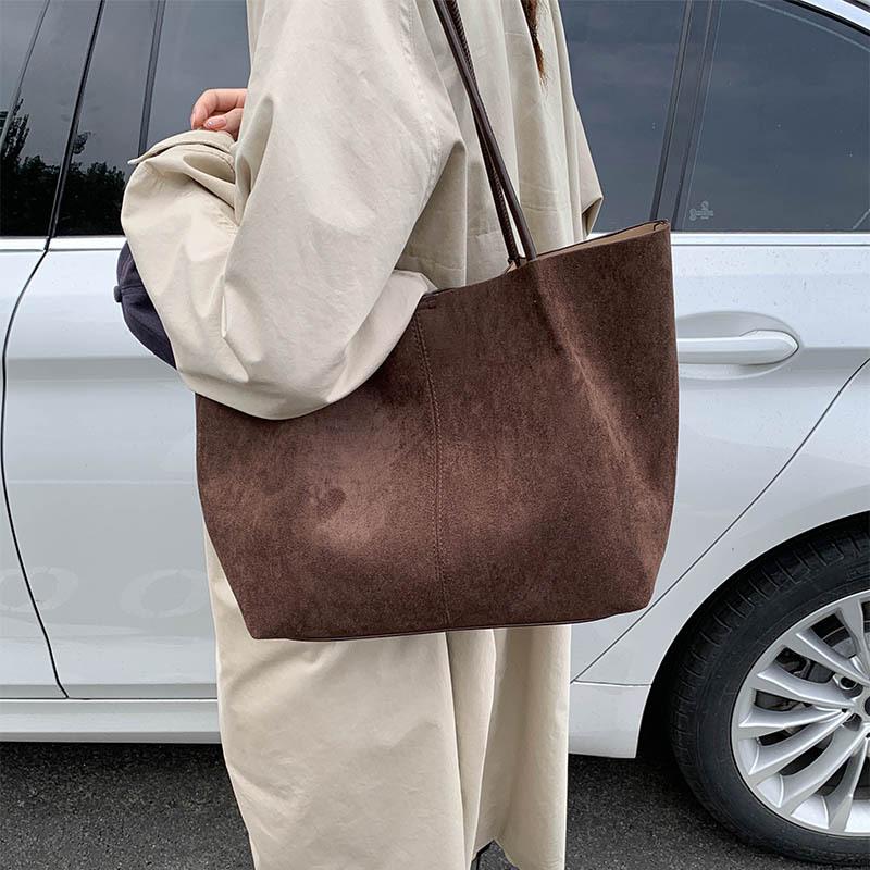 Матовая ретро сумка женская большой вместимости 2025 новая осень и зима универсальная на одно плечо сумка для мамы и ребенка сумка-тоут для поездок на работу