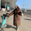 Хлопковая одежда для женщин зима 2025 новая корейская свободная с большими карманами утолщенная куртка длинная ниже колена пуховик