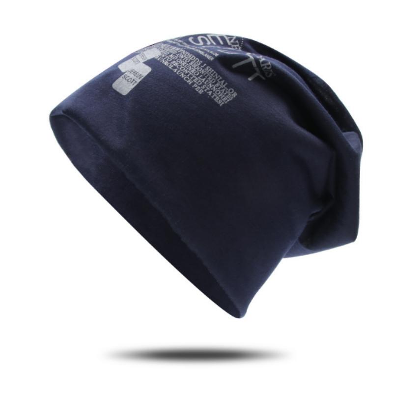 Стильная трикотажная шапка осень - зима с принтом