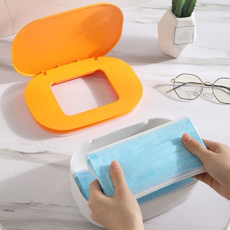 4 цвета на выбор Удобная коробка для хранения Вмещает максимум 40 масок Можно положить салфетки Пластиковые пакеты Одноразовые перчатки Внутри