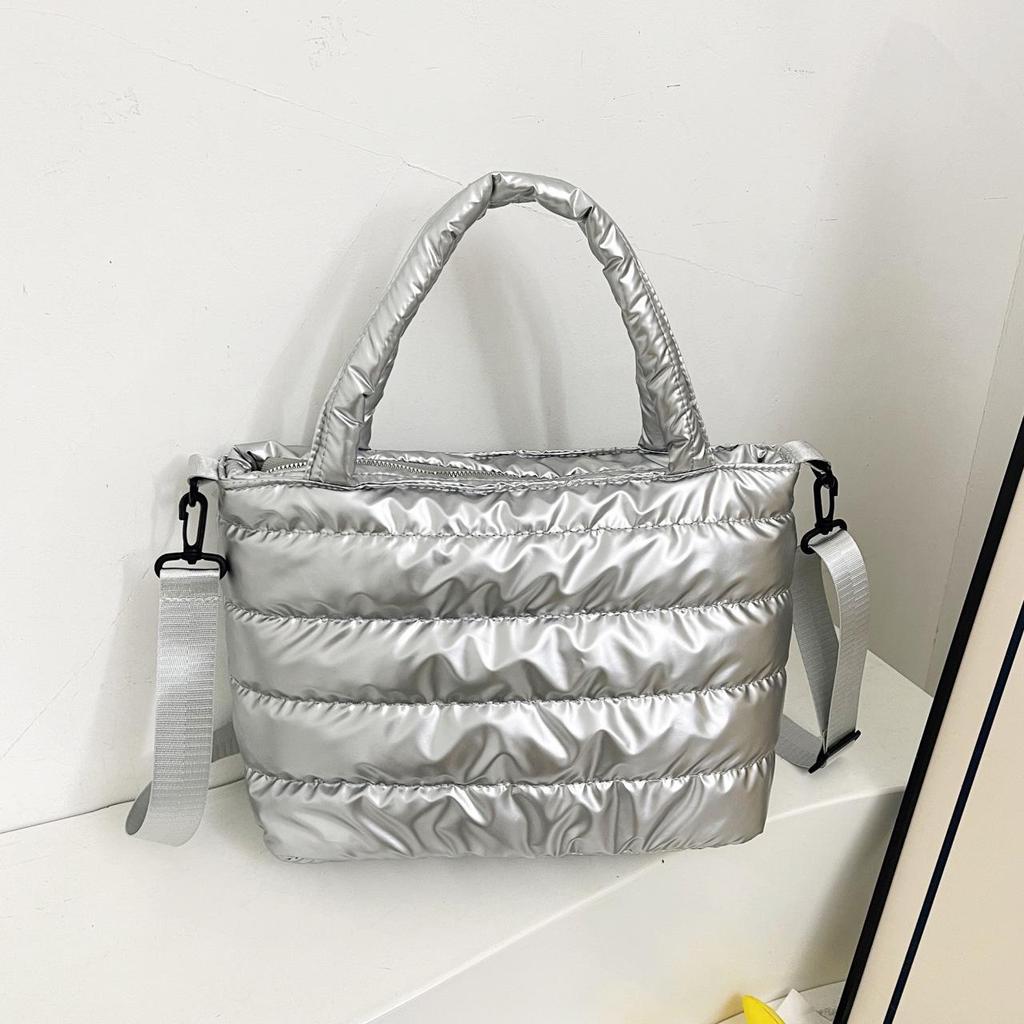 Ламинированная зимняя сумка-тоут: Стильная легкая женская сумка-пуховик через плечо и на плечо