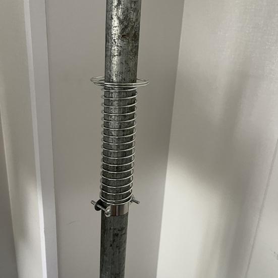 Защита от белок для столба кормушки для птиц Универсальная защита от белок с пружиной 19 дюймов Барьер от белок Останавливает белок для пастушьего крюка Домики для птиц