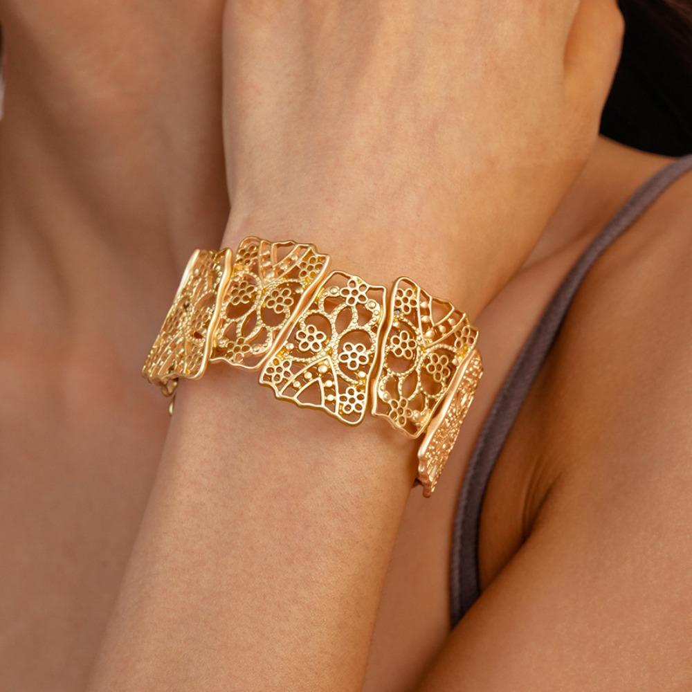 Europe American Style Zinc Zinc Alloy Metal Wide Bangle Hollow Exaggerated Bracelet Chunky Bracelet  Lady