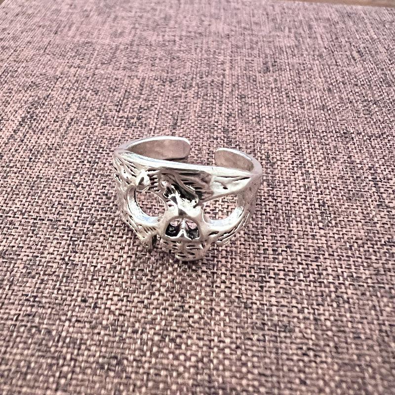 Кольцо Dark Series Retro Skull Five-Claw Ring - крутой аксессуар в стиле хип-хоп и уличный стиль