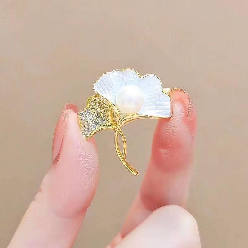 Brooch High-End Sense Niche High-End Women'S Silk Scarf Buckle Alloy Corsage Small Fragrant Wind Pearl Rhinestone High-End