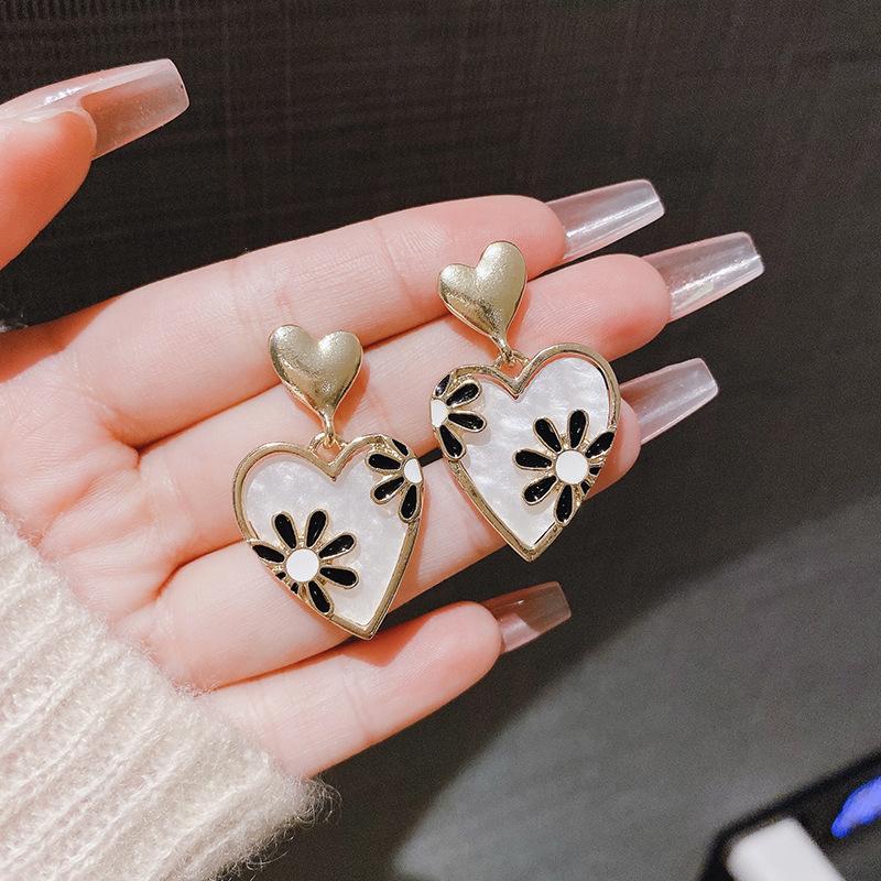 LATS Design Heart Shape Earrings for Women Niche Atmospheric Versatile Temperament Love Jewelry
