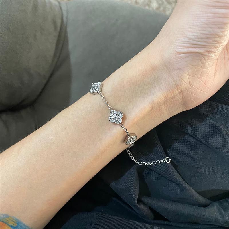 Женский универсальный браслет из титановой стали с четырехлистным клевером - Моющийся, Не выцветающий, Роскошный аксессуар для рук в европейском и американском тренде