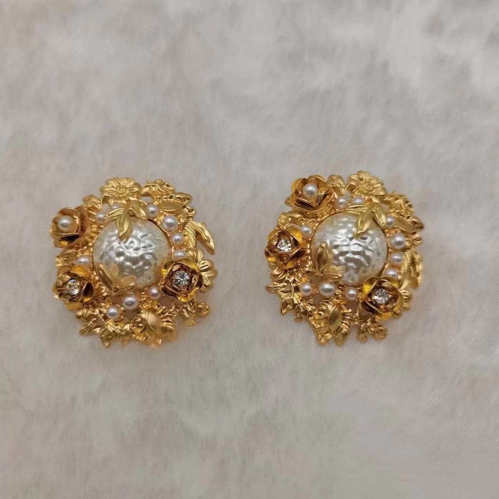 Medium antique style antique flowers European and American fashion trends rich flowers light luxury three-dimensional relief pleated hollow earrings