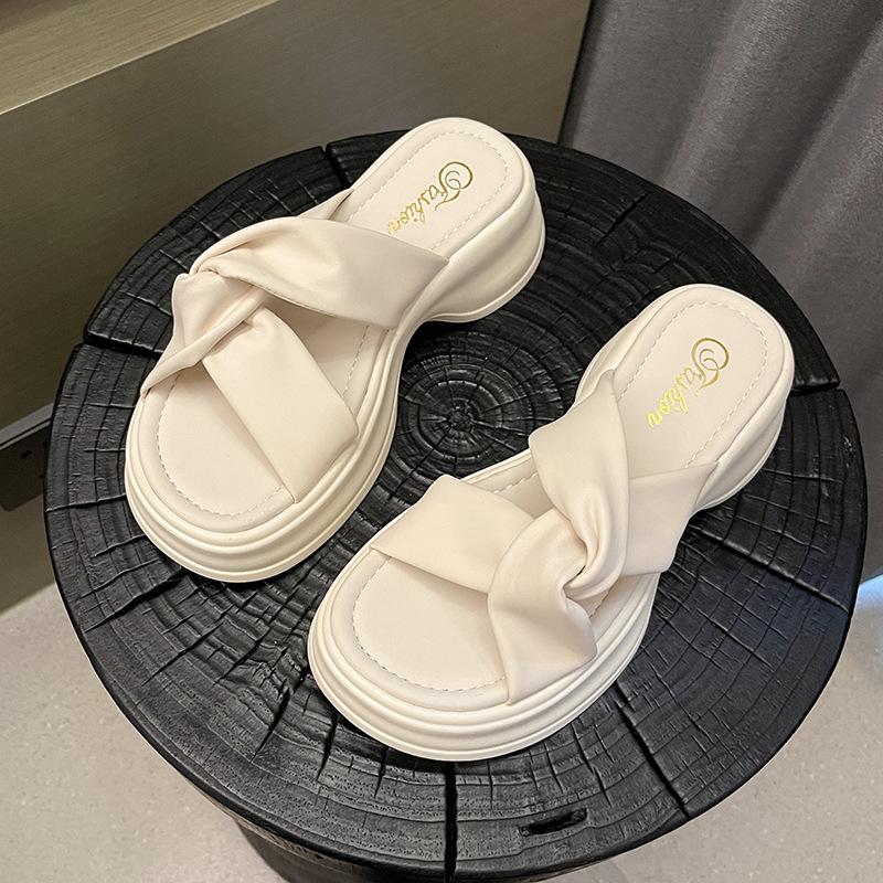 Нишевый дизайн, толстые тапочки, классные женские тапочки, лето 2025, новые кексы, одно слово, повседневные, универсальные, пляжные тапочки